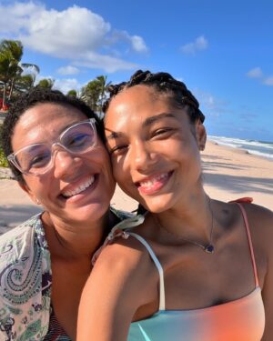 Bruna Inocencio Instagram - Minha irmã, não é a Bahia que me deixa feliz, é você. Já estive aqui outras vezes e nunca fui tão feliz assim. Falei que esse post seria no final mas pensei bem no motivo da minha felicidade e não é só por estar em solo baiano, é porque estou perto de você. Por mais que a praia do forte seja incrível ela ficou muito melhor quando estamos juntas. E assim é em qualquer lugar. 
A Danuza é a minha pessoa preferida do mundo e graças a você hoje eu tenho duas sobrinhas que são os amores da minha vida, então, se hoje elas dizem que eu sou uma tia incrível e maravilhosa, é por sua causa. 
Eu achava que precisava viajar mas na verdade, eu precisava estar contigo ❤️

Eu te amo com toda leveza e generosidade que o amor tem. 

Obrigada por hoje e por todos esses anos. Bom dia! 🍀