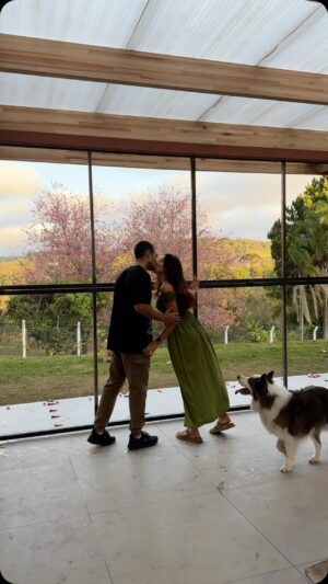 Bruna Vieira Instagram - Abrindo portas pela primeira vez na nossa casinha de madeira 🧺🌾🪵🚪