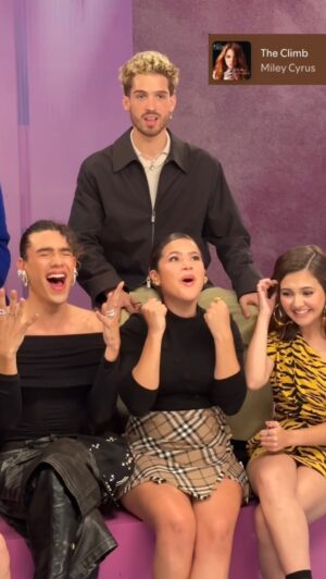 Bruna Vieira Instagram - Isso aqui foi divertido DEMAAAAAIS! 🎵🎧🎼

A @netflixbrasil reuniu uma parte do elenco de #DeVoltaAos15 e decidimos voltar no tempo como a Anita, mas de um jeitinho diferente. O vídeo completo tá na rede vizinha! 👉🏻