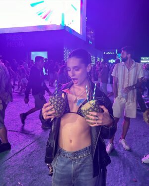 Bruna de Magalhães Instagram - estava a tomar conta daquele ananás tipo que era o meu primeiro filho @tezenisofficial #tezenisxnosalive