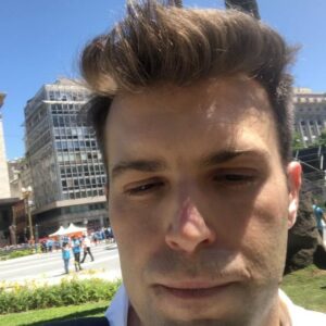 Bruno Heder Instagram - Depois de assistir a homenagem que fizeram ontem na Copa America para o Maradona me deu vontade de compartilhar com vocês, o dia que tive a oportunidade de cubrir para a @recordtvoficial a morte de Diego Armando Maradona, e pude sentir na pele o amor e o significado do camisa 10 para os Argentinos.
Obrigado Record pela chance e pela confiança.

Vcs viram essa cobertura? Se lembram o que estavam fazendo nesse dia ? 

Después de ver el homenaje que le hicieron a Maradona ayer en la Copa America me dieron ganas de compartir con ustedes el día que cubrí la muerte del Diego con mi amigo @roberlisotto de camarografo para @recordtvoficial donde pude sentir en la piel el amor y el significado del 10 para los argentinos. Fue un día histórico del que nunca me voy a olvidar.