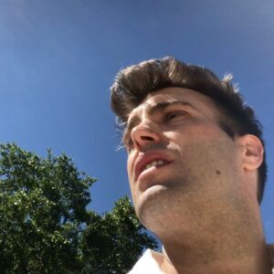 Bruno Heder Instagram - Depois de assistir a homenagem que fizeram ontem na Copa America para o Maradona me deu vontade de compartilhar com vocês, o dia que tive a oportunidade de cubrir para a @recordtvoficial a morte de Diego Armando Maradona, e pude sentir na pele o amor e o significado do camisa 10 para os Argentinos.
Obrigado Record pela chance e pela confiança.

Vcs viram essa cobertura? Se lembram o que estavam fazendo nesse dia ? 

Después de ver el homenaje que le hicieron a Maradona ayer en la Copa America me dieron ganas de compartir con ustedes el día que cubrí la muerte del Diego con mi amigo @roberlisotto de camarografo para @recordtvoficial donde pude sentir en la piel el amor y el significado del 10 para los argentinos. Fue un día histórico del que nunca me voy a olvidar.