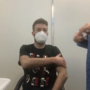 Bruno Heder Instagram - Chegou o dia tão esperado💉🦠💪🏻Foi realmente emocionante e tive que registrar esse momento.
De qq forma a pandemia ainda não terminou, então vamos continuar nos cuidando né galera!? 

Llegó el día tan esperado💉🦠💪🏻
Fue realmente muy emocionante y lo tuve que registrar.
De cualquier forma la pandemia todavia no terminó, entonces sigamos cuidandonos.

Ya te vacunaste ? Cual vacuna te toco y como te sentiste?