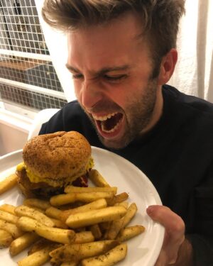 Bruno Heder Instagram - Mood: arrancó el fin de semanaaaa

Qué planes para este finde con frío? 🥶Quem aí ta com frio levanta a mão 🙋🏼‍♂️ 

@mccainfoodservice_conosur