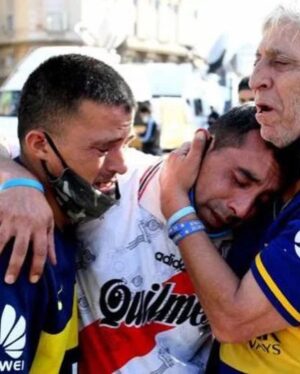 Bruno Heder Instagram - Depois de assistir a homenagem que fizeram ontem na Copa America para o Maradona me deu vontade de compartilhar com vocês, o dia que tive a oportunidade de cubrir para a @recordtvoficial a morte de Diego Armando Maradona, e pude sentir na pele o amor e o significado do camisa 10 para os Argentinos.
Obrigado Record pela chance e pela confiança.

Vcs viram essa cobertura? Se lembram o que estavam fazendo nesse dia ? 

Después de ver el homenaje que le hicieron a Maradona ayer en la Copa America me dieron ganas de compartir con ustedes el día que cubrí la muerte del Diego con mi amigo @roberlisotto de camarografo para @recordtvoficial donde pude sentir en la piel el amor y el significado del 10 para los argentinos. Fue un día histórico del que nunca me voy a olvidar.