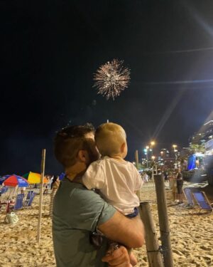 Bruno Heder Instagram - Feliz 2022 🎉🍾🙌🏻🙏🏻🌈🕺🏻💃🏻❤️
Que año nuevo especial, al lado de mi familia 🇧🇷 y viviendo todo eso con mi familia 🇦🇷.
Imposible describir lo lindo que fue, impagable las sonrisas de André y todo lo que estamos viviendo juntos. Asi arrancamos 2022, vamos con todo! Les deseo mucha salud y mucha alegria, pongamosle onda a lo que sea xq esa es la que va ❤️.

Feliz 2022 🍾🎉❤️
Que ano novo especial do lado da minha familia 🇧🇷 e vivendo tudo isso com a minha familia 🇦🇷. 
Impossivel descrever que lindo que foi esse reveillon, impagavel os sorrisos do André e tudo o que estamos vivendo juntos. Assim começamos 2022, vamos com tudo! Desejo a vcs muita saúde e muita alegria. Bora enfrentar de peito aberto o que vier porque essa é a vibe ❤️