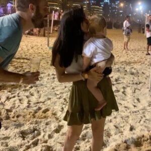 Bruno Heder Instagram - Feliz 2022 🎉🍾🙌🏻🙏🏻🌈🕺🏻💃🏻❤️
Que año nuevo especial, al lado de mi familia 🇧🇷 y viviendo todo eso con mi familia 🇦🇷.
Imposible describir lo lindo que fue, impagable las sonrisas de André y todo lo que estamos viviendo juntos. Asi arrancamos 2022, vamos con todo! Les deseo mucha salud y mucha alegria, pongamosle onda a lo que sea xq esa es la que va ❤️.

Feliz 2022 🍾🎉❤️
Que ano novo especial do lado da minha familia 🇧🇷 e vivendo tudo isso com a minha familia 🇦🇷. 
Impossivel descrever que lindo que foi esse reveillon, impagavel os sorrisos do André e tudo o que estamos vivendo juntos. Assim começamos 2022, vamos com tudo! Desejo a vcs muita saúde e muita alegria. Bora enfrentar de peito aberto o que vier porque essa é a vibe ❤️