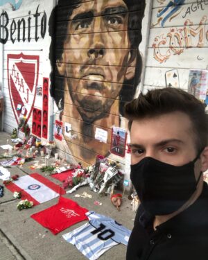 Bruno Heder Instagram - Depois de assistir a homenagem que fizeram ontem na Copa America para o Maradona me deu vontade de compartilhar com vocês, o dia que tive a oportunidade de cubrir para a @recordtvoficial a morte de Diego Armando Maradona, e pude sentir na pele o amor e o significado do camisa 10 para os Argentinos.
Obrigado Record pela chance e pela confiança.

Vcs viram essa cobertura? Se lembram o que estavam fazendo nesse dia ? 

Después de ver el homenaje que le hicieron a Maradona ayer en la Copa America me dieron ganas de compartir con ustedes el día que cubrí la muerte del Diego con mi amigo @roberlisotto de camarografo para @recordtvoficial donde pude sentir en la piel el amor y el significado del 10 para los argentinos. Fue un día histórico del que nunca me voy a olvidar.