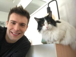 Bruno Heder Instagram - Mi compañera de rodaje 🎬 Minha parceira de gravação @disneyplanetofc