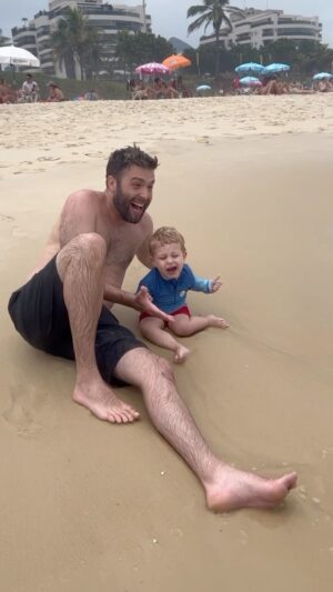 Bruno Heder Instagram - Vacaciones en Rio 🇧🇷/ 
Férias c/ a familia não tem preço. 
André a pleno, viviendo todo intensamente 😂

La playa te da sueño ? 

@creciendomega ❤️