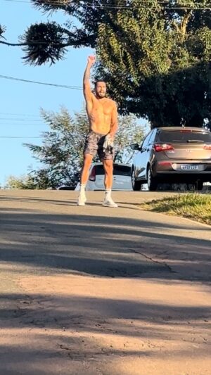 Bruno Silva Instagram - Trabalhe duro, mas também viva, se divirta, curta o processo.
Ser feliz é de graça ❤️😀🕺🏽💃🏼