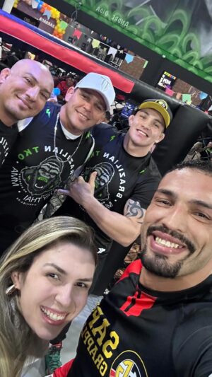 Bruno Silva Instagram - Ontem foi dia de competir, minha segunda luta de nogi em 1 mês, trabalhando diariamente para esse ano voltar ao UFC, a regra era 3 rounds de 5 minutos, só vencia quem finalizasse, lutei contra um cara duro e competidor de jiu jitsu, mas eu tinha uma estratégia e permaneci nela, finalizei no segundo round, meu time estava presente e eu agradeço a cada um, mais uma vitória obrigado time @andredida e meu mestre @sapobjj e os meus corners @brunno_hulk_mma @machadaomma @brendson_ribeiro @caveiramma minha equipe @braziliantko 
Parabéns ao evento @fourbiofight