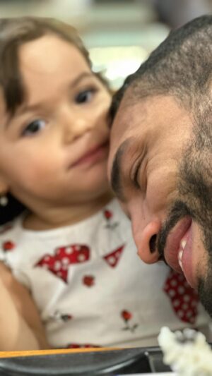 Bruno Silva Instagram - Filha, o papai sentiu medo, mas o papai foi muito forte❤️
Como você fala “papai forte forte”