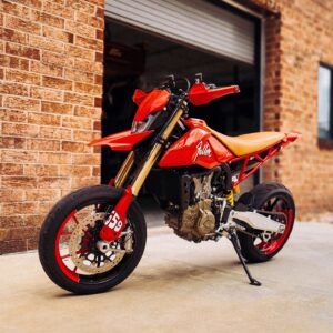 Bryan Fuller Instagram - HYPER MONO 659: World’s First (We Think) Ducati Hypermotard 698 Mono custom — by @fullermoto / @fullermotoshop! 

The first Hypermotard Mono to arrive in Georgia landed in the hands of none other than @fullermoto, who wasted no time in customizing it. 

“I just love taking what I feel the engineers and designers would have wanted the finished product to be and following through. It really is a beautiful meeting of modern running, electronics, and some old world custom to make it nasty!”

With builder thanks to @mountainmotorsports_ (dealer), @jmacsshack (upholsterer), in-house fabricators @delorean_kid and @thatalfaguy, and our friend @chastinbrand for the pinstriping and hand-lettering. 

Photos: @drewperlmutter. Full build story and gallery today on BikeBound.com! ⚡️Link in Bio⚡️