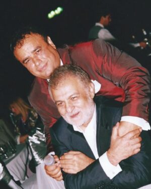 Bülent Serttaş Instagram - #kenanışık
Her şey bir yana seninle aynı dönemde yaşamak aynı sahneyi paylaşmak çiğ köfte yemek tavla oynamak ve her oturuşumuzda senden bir şeyler öğrenmek,Nur içinde yat mekanın cennet olsun Malatyalı.