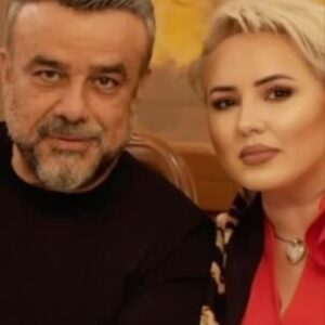 Bülent Serttaş Instagram - BEN BİR AKREP  BURCUYUM!!
Kimine uzağımdır,kimine yakın.
Kimine içim ısınmaz kimi içime sığmaz.
Kimi mecburiyetimdir,kimi servetim
Kimi güler yüzüm,kimi ömrüme zulüm.
Kimileri sabrım, kimileri imtihanım’
SELVİM Sen benim içime sığmayan,servetim,güler yüzüm,Sabrım,Ömrümün uzun Yolusun.22.Evlilik Yıldönümümüz, çocuklarımızla ve sevdiklerimizle mutlu,kutlu ve huzurlu olsun. @slvserttas