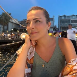Burcu Kara Instagram - Yazın yarısı bitti.İlk kez makyaj yaptım.İlk kez yemeğe çıktık sevdiceğimle.Bu da bişeydir be!😂❤️🧿
