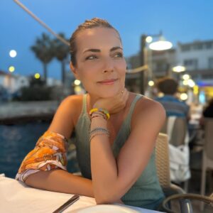 Burcu Kara Instagram - Yazın yarısı bitti.İlk kez makyaj yaptım.İlk kez yemeğe çıktık sevdiceğimle.Bu da bişeydir be!😂❤️🧿