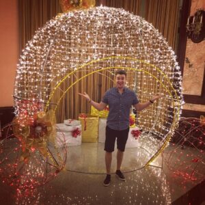 Burkely Duffield Instagram - Twinkling-light-igloo-pic-with-presents? Count me IN! 
#vacapic📸 #✨⚪️🎁