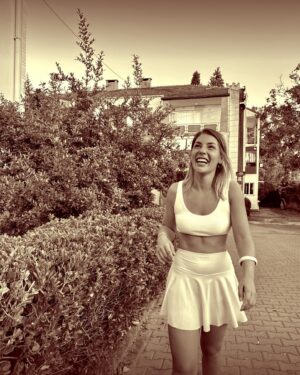 Buse Sinem İren Instagram - Bu şeftaliler geç olandanmış, tamaaaam oluuuuur, respect 👏🏻