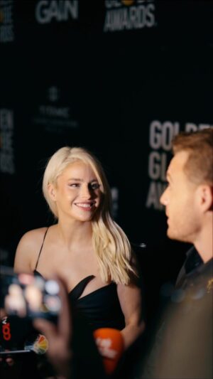 Büşra Pekin Instagram - Golden Globe Icon Awards! Unutulmaz bi deneyimdi. Partnerime @thebursin ve gecenin mimarlarina tesekkurler.  @barbarostapan @elifzorlutapan @ecemlawton