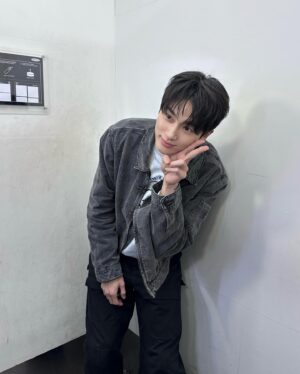 Byeon Woo-seok Instagram - 아 너무 쉽다☺️