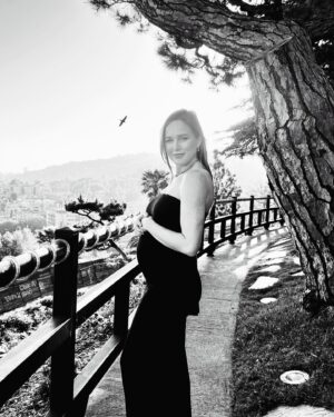 Caity Lotz Instagram - Feeling bump full in my @bumpsuit ❤️Baby is now the size of an ear of corn 🌽 🤣 98% of my wardrobe doesn’t fit, but shoes are all still fine 😮‍💨
