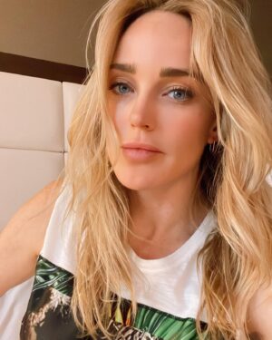 Caity Lotz Instagram - We have to consistently ask ourselves, “am I being the person that I want to be?” It’s too easy to float through life getting pulled in a direction we don’t want to be going. We have to make time to be conscious of how we are living and the choices we are making. We have to have a target and take aim or we will be aimless and a product of our circumstance. It doesn’t matter if you don’t know exactly what you want; the target can and will change. We will constantly be reorienting as we learn more about ourselves and the world. But you have to ask yourself the question and step up to the plate… are you being the person you want to be? 🎯