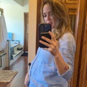 Caity Lotz Instagram - Belly is on and poppin. And in exciting news: I’ve realized Kyle’s pants and belts all fit me perfectly (note: these are not his shorts…or are they 😂)