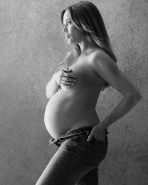 Caity Lotz Instagram - Capturing one of the most special times of my life. 🩷 This is 30 weeks pregnant and my belly is already so much bigger. I’m excited, nervous, and already feel so much love for the life growing inside mi belly! 

Thank you to my talented friends for making it happen:
📸 @trickyrickyt 
💄 @alisonc.mua
