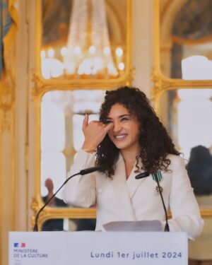 Camélia Jordana Instagram - Une bonne nouvelle se fête en famille 🤍
Dieu que j’aime ne pas être une princesse, mais bien une Chevalière de l’ordre des arts et des lettres, quel honneur !

Merci infini à @rachida.dati pour cette magnifique distinction. Nous ne sommes pas du même bord politique. Pour autant, recevoir cette décoration des mains de la femme algérienne et marocaine et de la ministre de la culture française que vous êtes m’a énormément touchée, comme votre discours et votre émotion qui m’ont embarquée. 

Pas facile de poursuivre avec mon discours que j’ai pourtant voulu simple. D’autant plus devant presque tous les gens que j’aime et qui comptent tant. Merci à chacun.e de mes proches, cher.e.s, pour votre présence - à cette cérémonie comme dans la vie - physique, spirituelle et mentale, pour votre soutien et votre amour. Pour votre tolérance et votre compréhension de la vie étrange que je mène. 

J’ai une pensée immense pour mes ancêtres, ma lignée, leur chemin, leur lumière et les pas qu’ils ont posés, les terres qu’ils ont foulées et les graines plantées, fanées comme écloses. 

Une pensée chère aussi pour tou.te.s les artistes Franco-maghrébin.e.s qui ont ouvert la voie 🙇🏻‍♀️

Je remonte à cheval et m’en vais humblement fouiller les angles sombres de notre époque, traquer la joie et la poésie des cœurs et inventer la légèreté réparatrice qui apaise le vacarme du dehors. 

Peace love kiss de mon fidèle destrier et moi
🎠🛡️⚔️🦄🧝🏼‍♀️🪶💌🏹