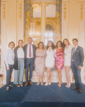 Camélia Jordana Instagram - Une bonne nouvelle se fête en famille 🤍
Dieu que j’aime ne pas être une princesse, mais bien une Chevalière de l’ordre des arts et des lettres, quel honneur !

Merci infini à @rachida.dati pour cette magnifique distinction. Nous ne sommes pas du même bord politique. Pour autant, recevoir cette décoration des mains de la femme algérienne et marocaine et de la ministre de la culture française que vous êtes m’a énormément touchée, comme votre discours et votre émotion qui m’ont embarquée. 

Pas facile de poursuivre avec mon discours que j’ai pourtant voulu simple. D’autant plus devant presque tous les gens que j’aime et qui comptent tant. Merci à chacun.e de mes proches, cher.e.s, pour votre présence - à cette cérémonie comme dans la vie - physique, spirituelle et mentale, pour votre soutien et votre amour. Pour votre tolérance et votre compréhension de la vie étrange que je mène. 

J’ai une pensée immense pour mes ancêtres, ma lignée, leur chemin, leur lumière et les pas qu’ils ont posés, les terres qu’ils ont foulées et les graines plantées, fanées comme écloses. 

Une pensée chère aussi pour tou.te.s les artistes Franco-maghrébin.e.s qui ont ouvert la voie 🙇🏻‍♀️

Je remonte à cheval et m’en vais humblement fouiller les angles sombres de notre époque, traquer la joie et la poésie des cœurs et inventer la légèreté réparatrice qui apaise le vacarme du dehors. 

Peace love kiss de mon fidèle destrier et moi
🎠🛡️⚔️🦄🧝🏼‍♀️🪶💌🏹