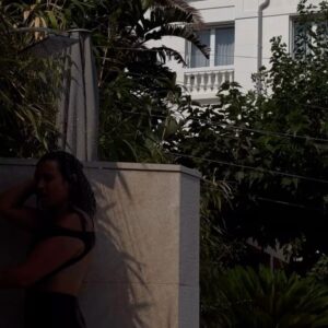 Camélia Jordana Instagram - Summer dump part 1 ou comment reprendre des forces avant la guerre. It goes like des reines, des rois, du Hobb, Bell Hooks always et le classique, les vrai.e.s savent : EVERYBODY’S FREE TO FEEL GOOD 💅✨