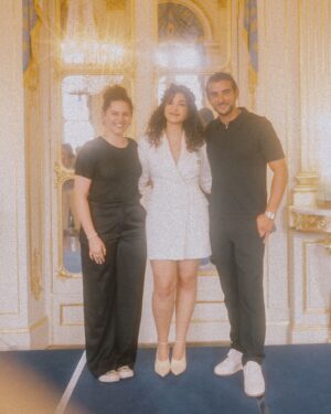 Camélia Jordana Instagram - Une bonne nouvelle se fête en famille 🤍
Dieu que j’aime ne pas être une princesse, mais bien une Chevalière de l’ordre des arts et des lettres, quel honneur !

Merci infini à @rachida.dati pour cette magnifique distinction. Nous ne sommes pas du même bord politique. Pour autant, recevoir cette décoration des mains de la femme algérienne et marocaine et de la ministre de la culture française que vous êtes m’a énormément touchée, comme votre discours et votre émotion qui m’ont embarquée. 

Pas facile de poursuivre avec mon discours que j’ai pourtant voulu simple. D’autant plus devant presque tous les gens que j’aime et qui comptent tant. Merci à chacun.e de mes proches, cher.e.s, pour votre présence - à cette cérémonie comme dans la vie - physique, spirituelle et mentale, pour votre soutien et votre amour. Pour votre tolérance et votre compréhension de la vie étrange que je mène. 

J’ai une pensée immense pour mes ancêtres, ma lignée, leur chemin, leur lumière et les pas qu’ils ont posés, les terres qu’ils ont foulées et les graines plantées, fanées comme écloses. 

Une pensée chère aussi pour tou.te.s les artistes Franco-maghrébin.e.s qui ont ouvert la voie 🙇🏻‍♀️

Je remonte à cheval et m’en vais humblement fouiller les angles sombres de notre époque, traquer la joie et la poésie des cœurs et inventer la légèreté réparatrice qui apaise le vacarme du dehors. 

Peace love kiss de mon fidèle destrier et moi
🎠🛡️⚔️🦄🧝🏼‍♀️🪶💌🏹