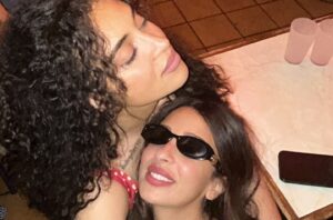 Camélia Jordana Instagram - J’ai la tête de mes ancêtres sur cette photo. Aussi, merci de voter à gauche pour ne plus vivre le même enfer que ces dernières années. Pour que les gens aient de quoi se nourrir, pour que la xénophobie recule, que la peur s’efface de la rue, que la division éclate, que la joie triomphe, que les inégalités s’amenuisent, que l’union avance et qu’on nous foute la paix 🙏🏻