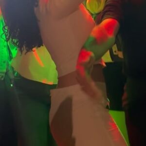 Camélia Jordana Instagram - J’ai la tête de mes ancêtres sur cette photo. Aussi, merci de voter à gauche pour ne plus vivre le même enfer que ces dernières années. Pour que les gens aient de quoi se nourrir, pour que la xénophobie recule, que la peur s’efface de la rue, que la division éclate, que la joie triomphe, que les inégalités s’amenuisent, que l’union avance et qu’on nous foute la paix 🙏🏻