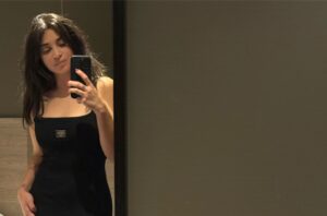 Camélia Jordana Instagram - J’ai la tête de mes ancêtres sur cette photo. Aussi, merci de voter à gauche pour ne plus vivre le même enfer que ces dernières années. Pour que les gens aient de quoi se nourrir, pour que la xénophobie recule, que la peur s’efface de la rue, que la division éclate, que la joie triomphe, que les inégalités s’amenuisent, que l’union avance et qu’on nous foute la paix 🙏🏻