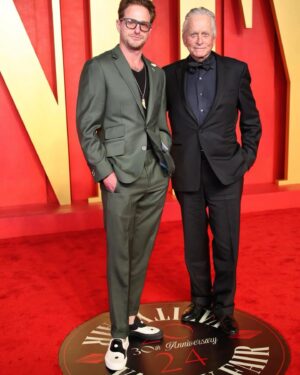Cameron Douglas Instagram - Another fun night out with a veritable legend @michaelkirkdouglas showing me the ropes 😎 Congrats to all the nominees this year…your art inspires us 👏 And thank you @vanityfair for the fun!

Shoes:@thestraye
Photo:@gettyimages