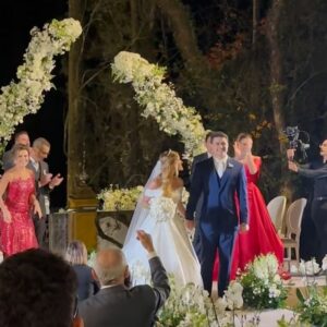 Camila Loures Instagram - Casamento maravilhoso dos meus amigos 🤍
que Deus abençõe muito vocês
 @juliasaraivavieira @luigicesar 
👰‍♀️🤵‍♂️
.
👗 @pegueidasophie 
💄 @vickymebarak