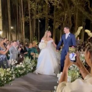Camila Loures Instagram - Casamento maravilhoso dos meus amigos 🤍
que Deus abençõe muito vocês
 @juliasaraivavieira @luigicesar 
👰‍♀️🤵‍♂️
.
👗 @pegueidasophie 
💄 @vickymebarak