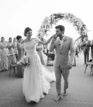 Camila Queiroz Instagram - Happy 6th anniversary ❤️💍 25/08
6 anos de casados, 8 anos juntos e a sensação é de que uma vida inteira ainda é pouco para todos os nossos sonhos
Te amo para além da lua, amor da minha vida!
#BodasDeAçucar