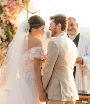 Camila Queiroz Instagram - Happy 6th anniversary ❤️💍 25/08
6 anos de casados, 8 anos juntos e a sensação é de que uma vida inteira ainda é pouco para todos os nossos sonhos
Te amo para além da lua, amor da minha vida!
#BodasDeAçucar