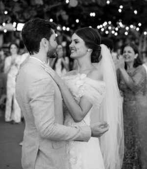 Camila Queiroz Instagram - Happy 6th anniversary ❤️💍 25/08
6 anos de casados, 8 anos juntos e a sensação é de que uma vida inteira ainda é pouco para todos os nossos sonhos
Te amo para além da lua, amor da minha vida!
#BodasDeAçucar