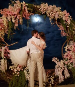Camila Queiroz Instagram - Happy 6th anniversary ❤️💍 25/08
6 anos de casados, 8 anos juntos e a sensação é de que uma vida inteira ainda é pouco para todos os nossos sonhos
Te amo para além da lua, amor da minha vida!
#BodasDeAçucar
