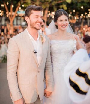Camila Queiroz Instagram - Happy 6th anniversary ❤️💍 25/08
6 anos de casados, 8 anos juntos e a sensação é de que uma vida inteira ainda é pouco para todos os nossos sonhos
Te amo para além da lua, amor da minha vida!
#BodasDeAçucar