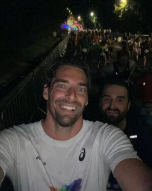 Camille Lacourt Instagram - Magnifique marathon olympique ❤️
Il fut aussi beau que dur,
Une ambiance à couper le souffle, 
Des supporters présents jusqu’au bout de la nuit !
Des bénévoles qui nous poussaient, nous respectaient et qui étaient juste exceptionnels !
Je n’oublierai jamais cette ferveur.

Mais ce fut dur…
Physiquement d’abord, mais je m’y attendais avec une préparation en dents de scie.
Et psychologiquement surtout, beaucoup de sollicitations pendant la course de la part des athlètes.
Je vous présente mes excuses si je n’ai pas joué le jeu des selfies mais au bout de 5 min de course j’en étais déjà à plus de 200!
Ajouté à ça, la fatigue, c’était compliqué.
Je comprends les demandes et je sais que vous n’imaginez pas être le 500ème ou le 1000ème alors que je souffre…
Quel périple mon @maximehaulbert 😂

Je garderai de ces 2 semaines un souvenir inoubliable.
Bravo à tous pour votre énergie et gardons cet optimisme qui nous a unis pendant cette quinzaine olympique 🙏