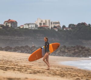 Camille Lou Instagram - Petit dump de l’été ☀️❤️ La famille, les copains, le soleil, les vagues, la vie, @iloveanglet, @powersurfcenter , et le seul l’unique, mon best partner in Life @romainlaulhe.
Thanks @thibz_in pour les jolies photos de surfeuse pro !
Et Killian pour la photo de tournage 🙏🏻
Mon son de l’été @appelezmoi.z