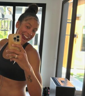 Candace Parker Instagram - BALLIN’ #ParkerTrainingCamp #NextGen 
1) Don’t Mess with Me and Minez  2) layupppppp.  3) Lais first pancake  4) Never too young to lift  5) Goosavich cuz he can shoot that 🏀  6) The Parker Bros  7) Airr said take me in the air  8) No retired athlete bod around here 😈  9) <Mom Era  10) I saw a jellyfish yall right after this and almost lost my 💩