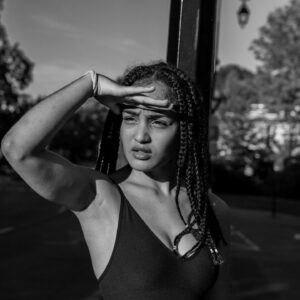 Candice Vernet Instagram - Bon … qu’est-ce que j’attends finalement? 
💿✨🙏🏽

📸@surii4