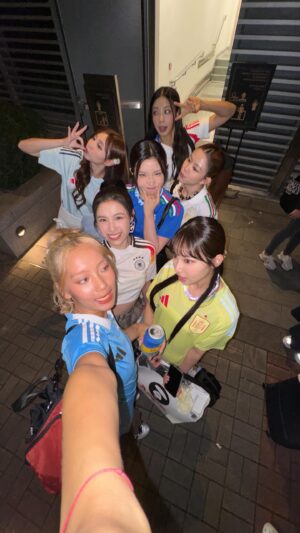 Candy Wong Ka Ching Instagram - ✨✨
(missing 在鏡頭後spy 住我哋嘅 @lisumlingg )